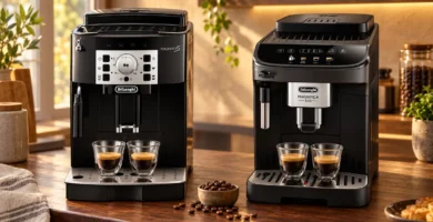 Cafeteras De’Longhi Magnifica S y Magnifica Evo con espumador manual, colocadas una junto a otra.